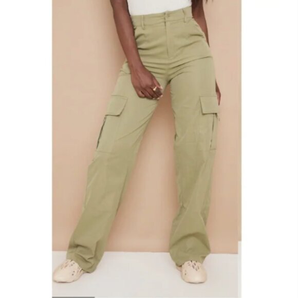 NWT PrettyLittleThing Shape Khaki Buckle Cargo Wide Leg Pants Size 4 - Picture 1 of 12